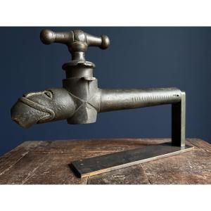 Très Beau Robinet Zoomorphe En Bronze, France XVIIe Siècle 