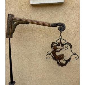 Enseigne en fer forgé et sa potence vers les années 30-40