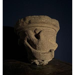 Chapiteau Roman en pierre volcanique, Auvergne XIIIe siècle 