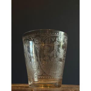 Gobelet en verre gravé figurant les quatre continents, Bohème XVIIIe siècle 