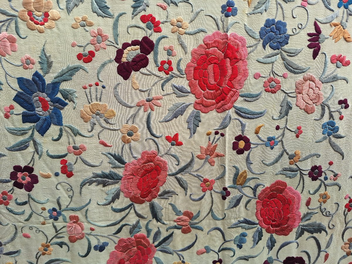 Grand chale de  Manille ancien en soie et broderie main fin xlx debutxx ieme siecle 