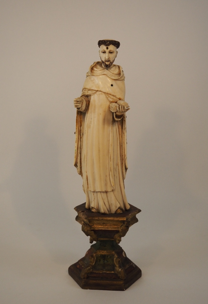 Figure en ivoire d’un moine mendiant École hispano-philippine, Philippines, XVIIᵉ siècle