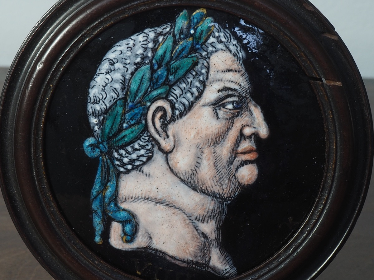 Deux plaques rondes en émail représentant Néron et Caligula, dans la manière de Jacques Laudin-photo-3