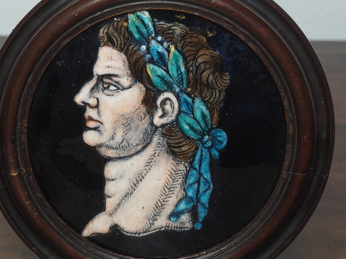 Deux plaques rondes en émail représentant Néron et Caligula, dans la manière de Jacques Laudin-photo-4