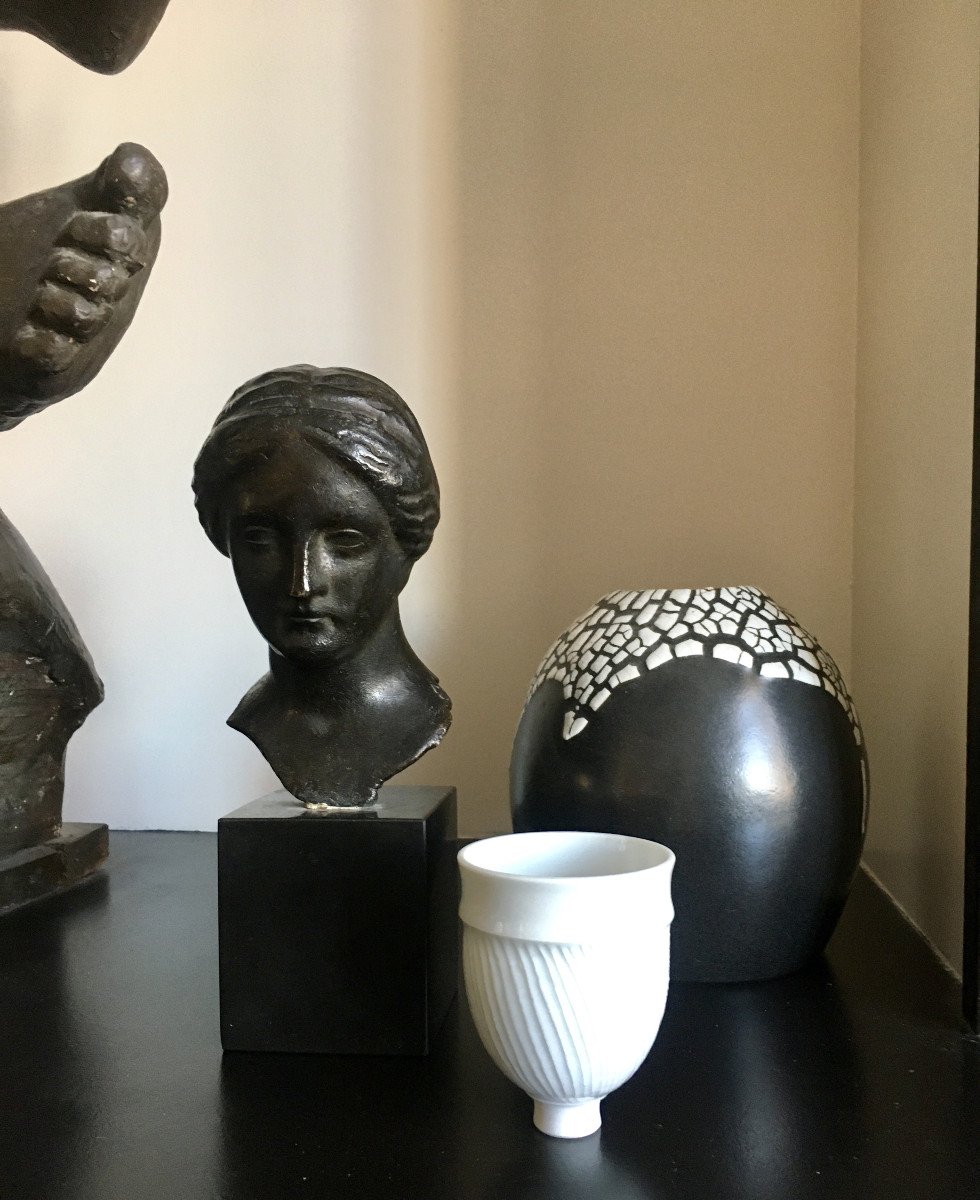 Bronze à l'antique. "Tête de femme".  XXe.