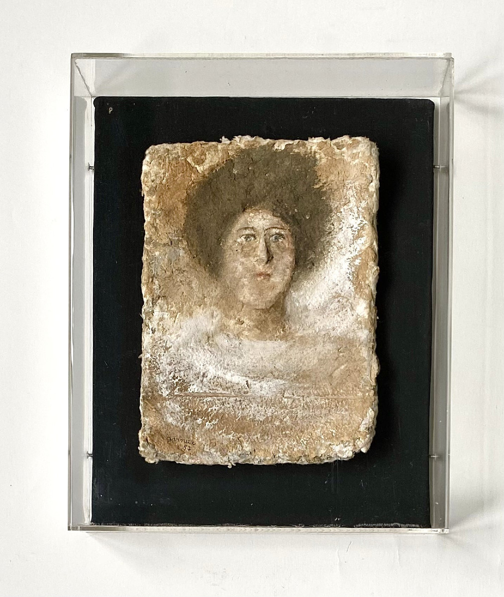 Anne Garnier (liège, 1936). "face". Papier-mâché. 1987.