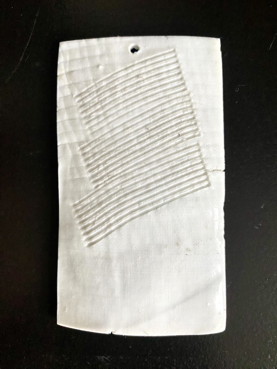 Patrick Piccarelle (1952). Porcelaine.  Deux pendantifs à porter en sautoir. 1988-photo-2