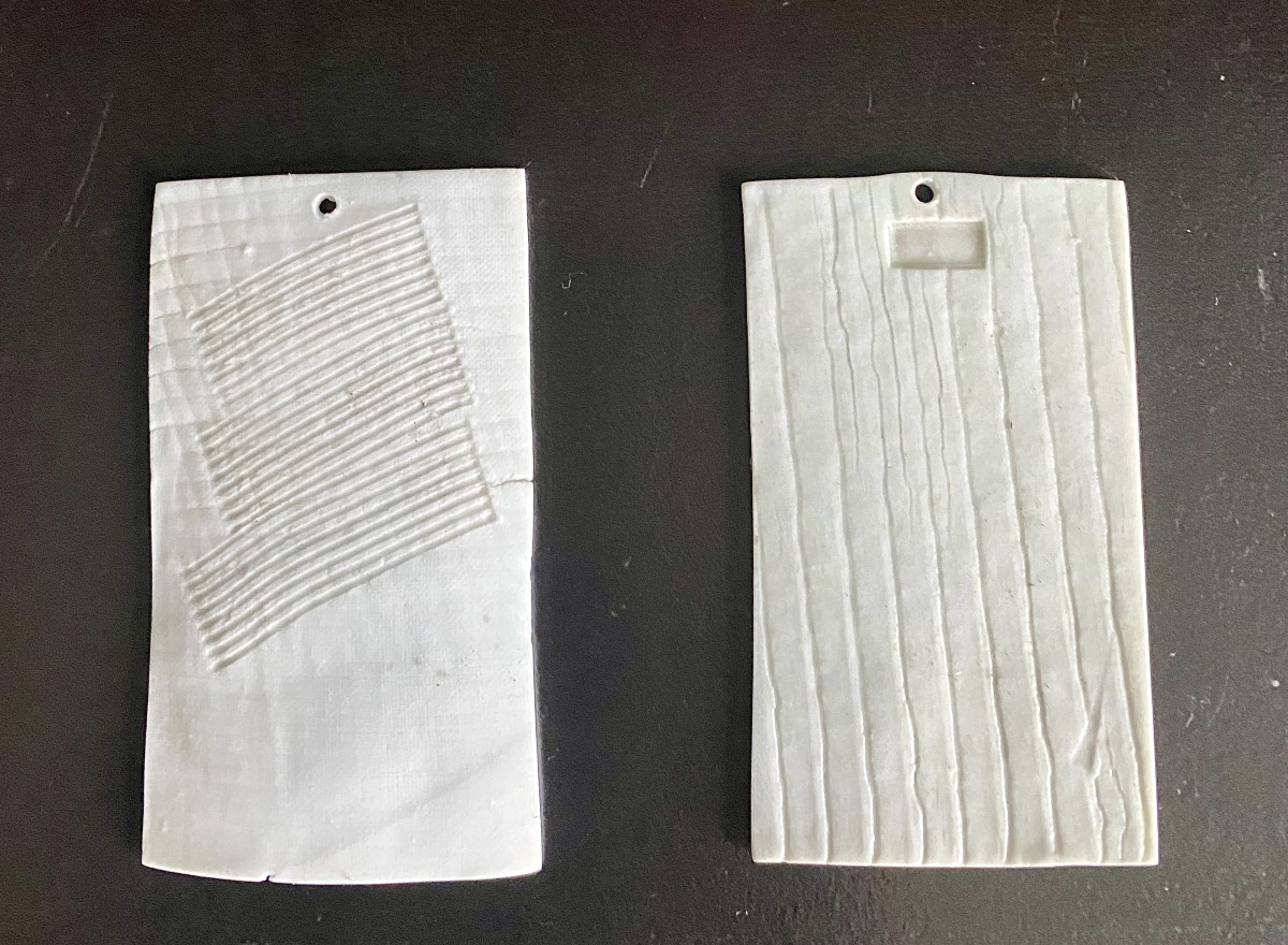 Patrick Piccarelle (1952). Porcelaine.  Deux pendantifs à porter en sautoir. 1988