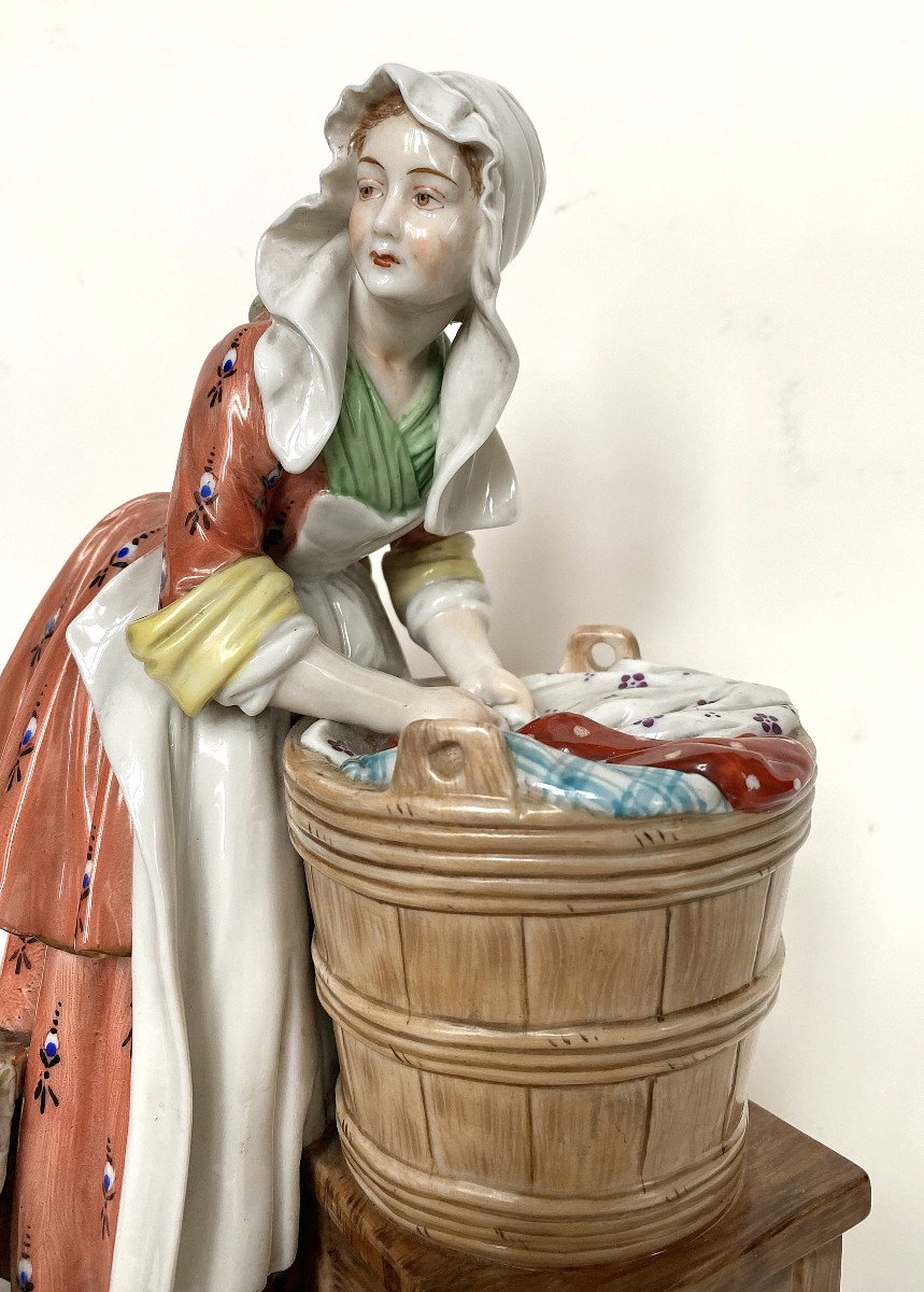 Porcelaine de Volkstedt (Allemagne) "La blanchisseuse" d'après Jean Siméon  Chardin. -photo-2
