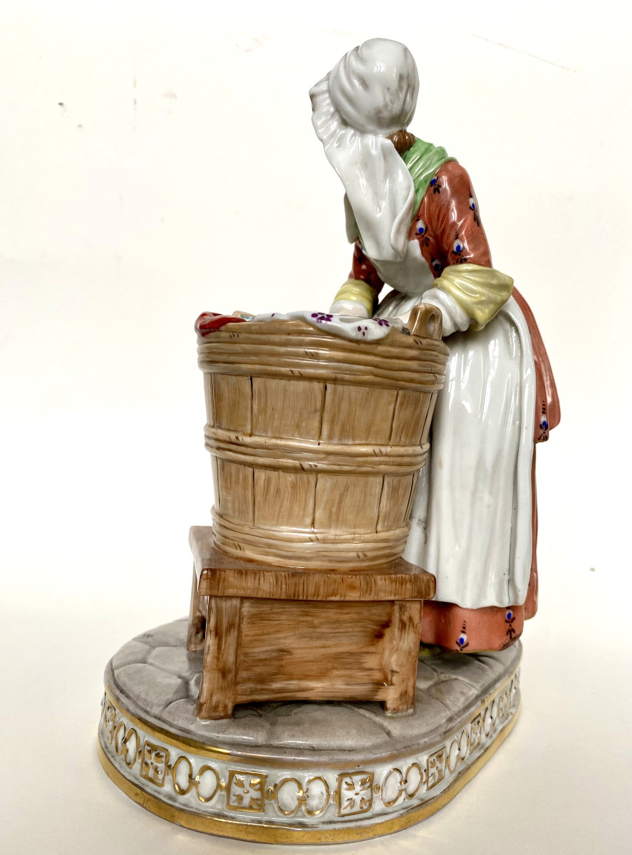 Porcelaine de Volkstedt (Allemagne) "La blanchisseuse" d'après Jean Siméon  Chardin. -photo-1