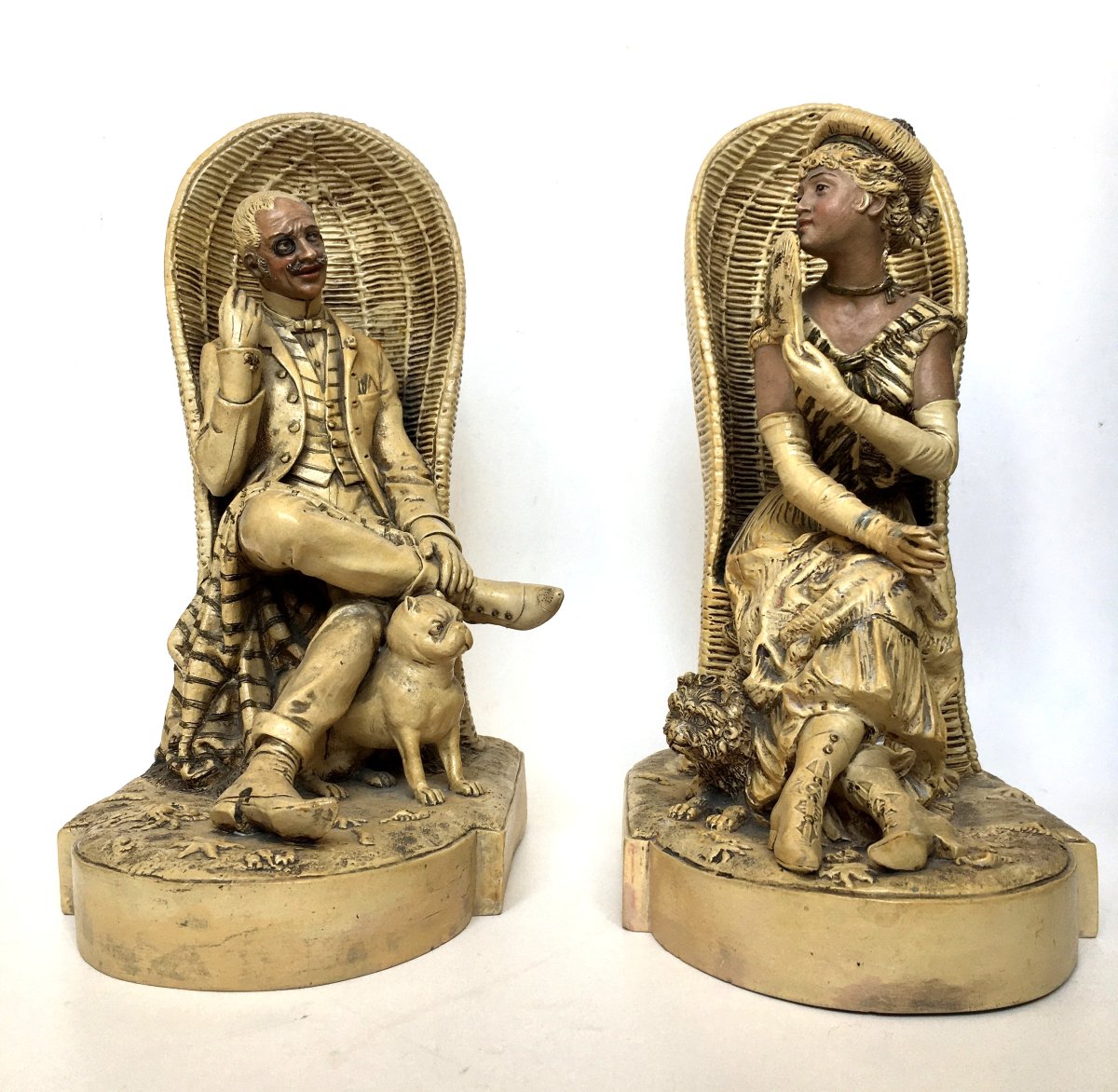 Paire de terre cuite polychrome. " Couple à la plage et leur chien". Fin XIX". Autriche. 