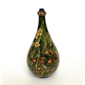 Doulton Lambeth (Angleterre). Vase aux narcisses. Faënce. 1877.  Attribué à Mary Butterton.