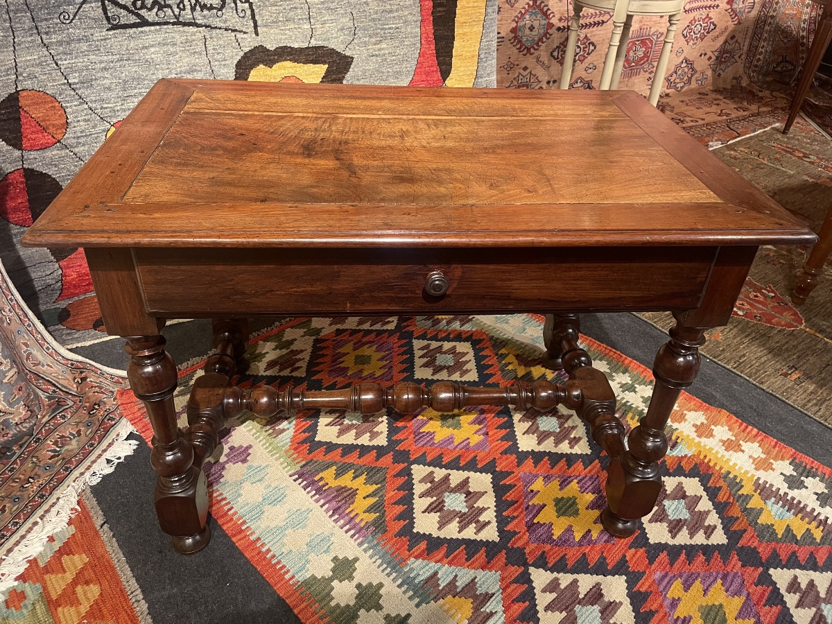 Table à écrire en noyer d’époque Louis XIII 
