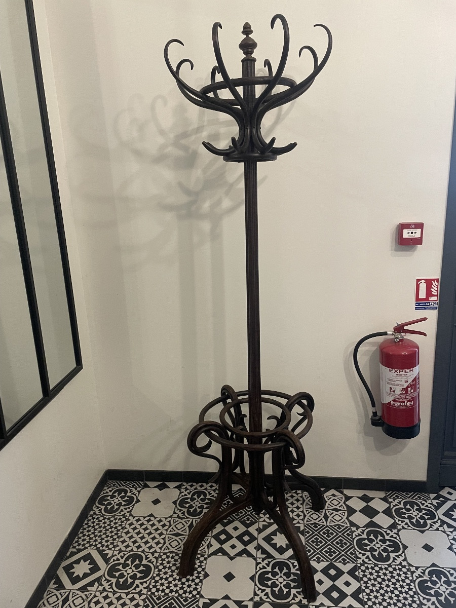 Porte manteau de la maison Tonet en hêtre tourné. 