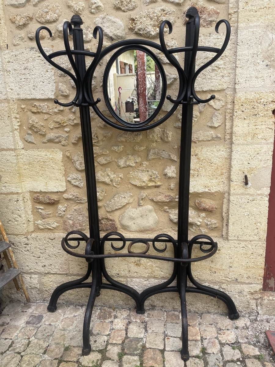 Porte manteau mural de la maison Tonet en hêtre teinté. 