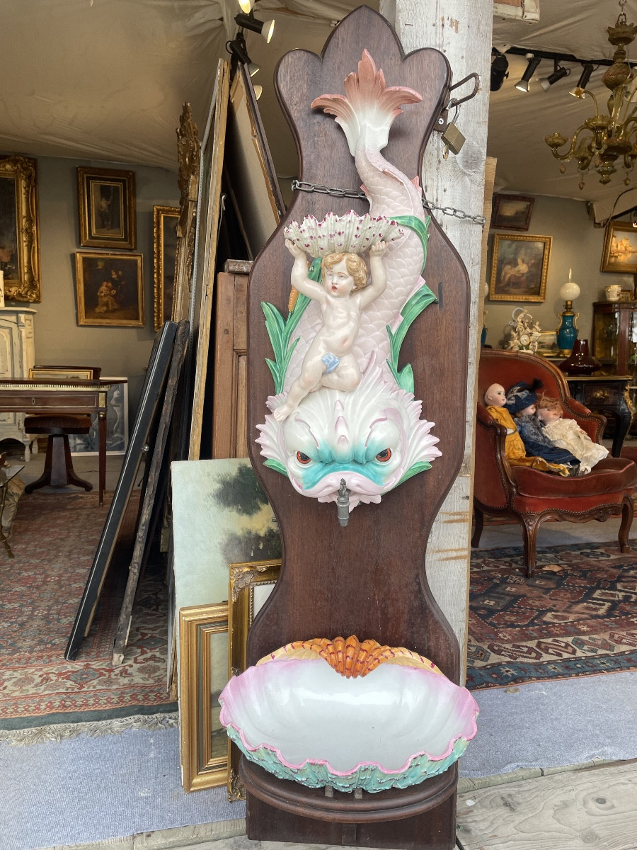 Fontaine au dauphin en Faeince de vieillard à Bordeaux 