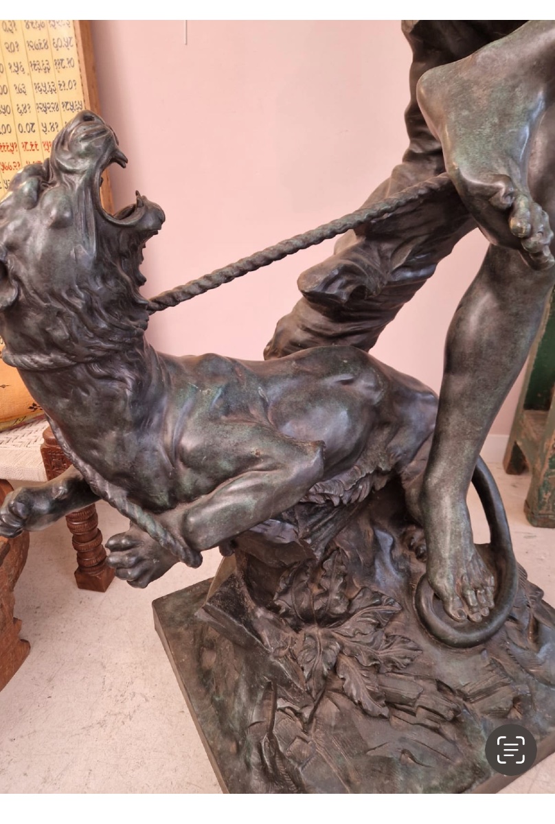 Bronze monumental représentant David terrassant le lion de Némée -photo-2