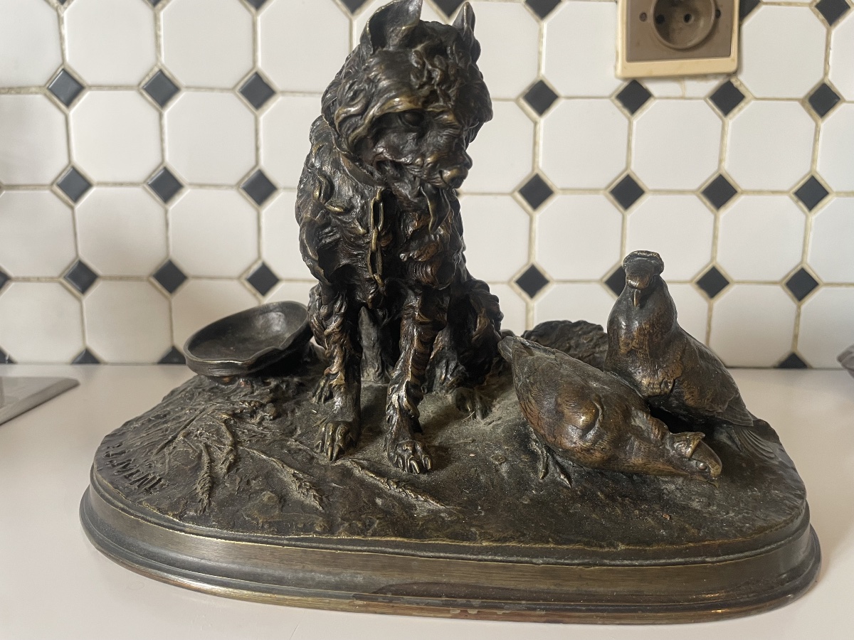 Bronze par Pierre Jules Mène daté 1858 représentant un chien griffon et deux pigeons 