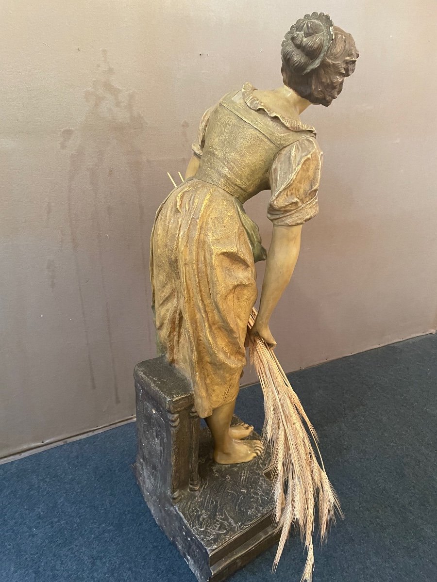 Grande Statue Par Goldscheider Représentant Une Jeune Paysanne Tenant Une Gerbe De Blé -photo-2