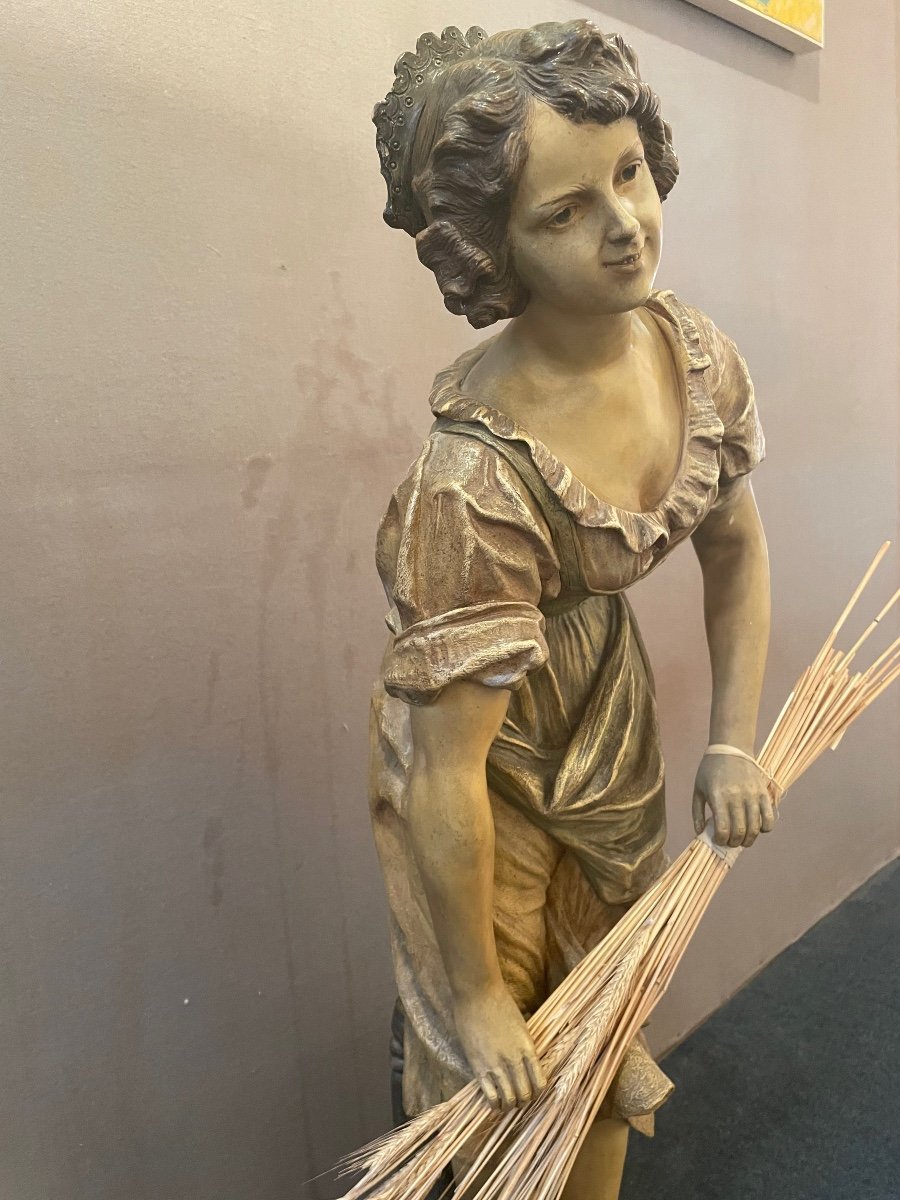 Grande Statue Par Goldscheider Représentant Une Jeune Paysanne Tenant Une Gerbe De Blé -photo-4