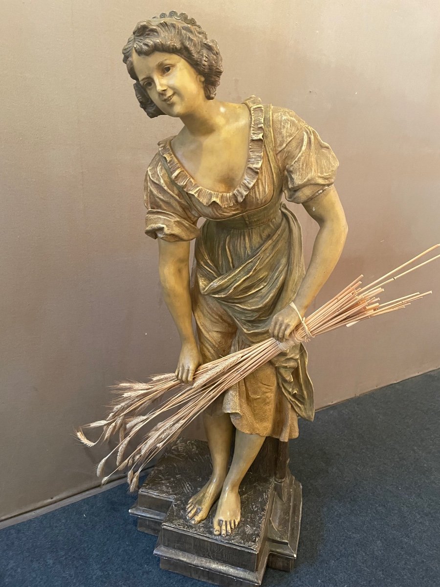 Grande Statue Par Goldscheider Représentant Une Jeune Paysanne Tenant Une Gerbe De Blé 