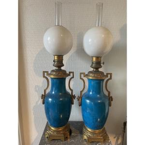 Paire de lampes à pétrole en faïence bleu montée sur des bronzes doré