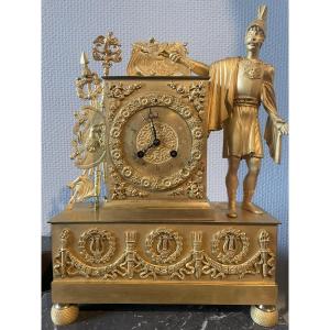 Pendule d’époque restauration en bronze doré à décor de centurion 