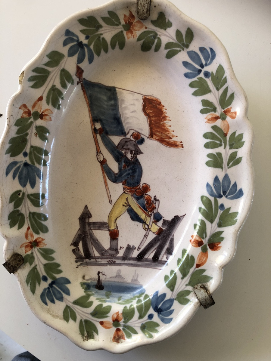 Plat ovale faïence début 19 eme représentant napoleon 1er au pont d’arcole