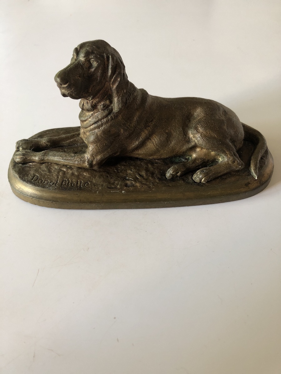 Chien en bronze