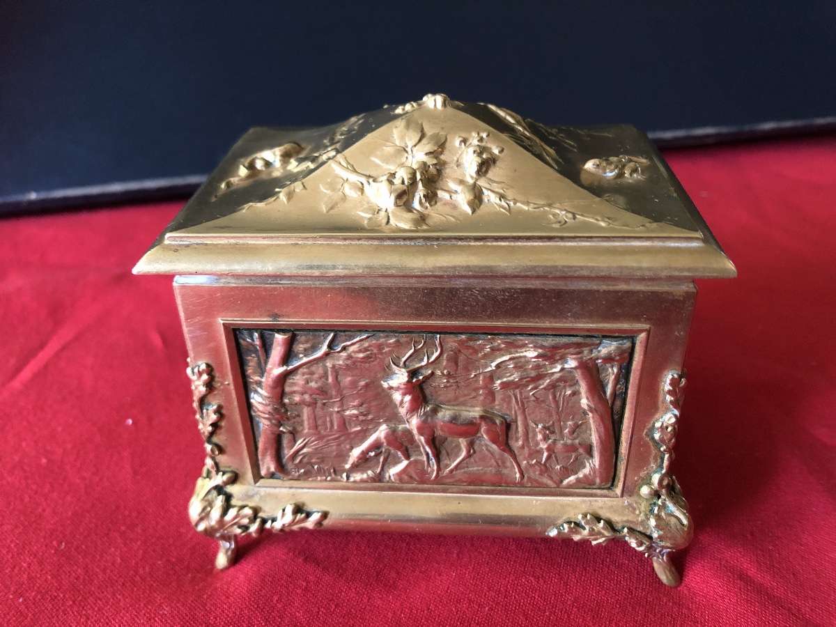 Coffret en bronze à décor d’animaux sauvage