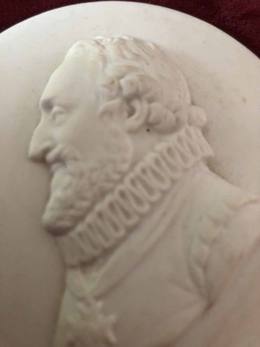 A Sèvres Biscuit Medallion Depicting Henry IV -photo-3
