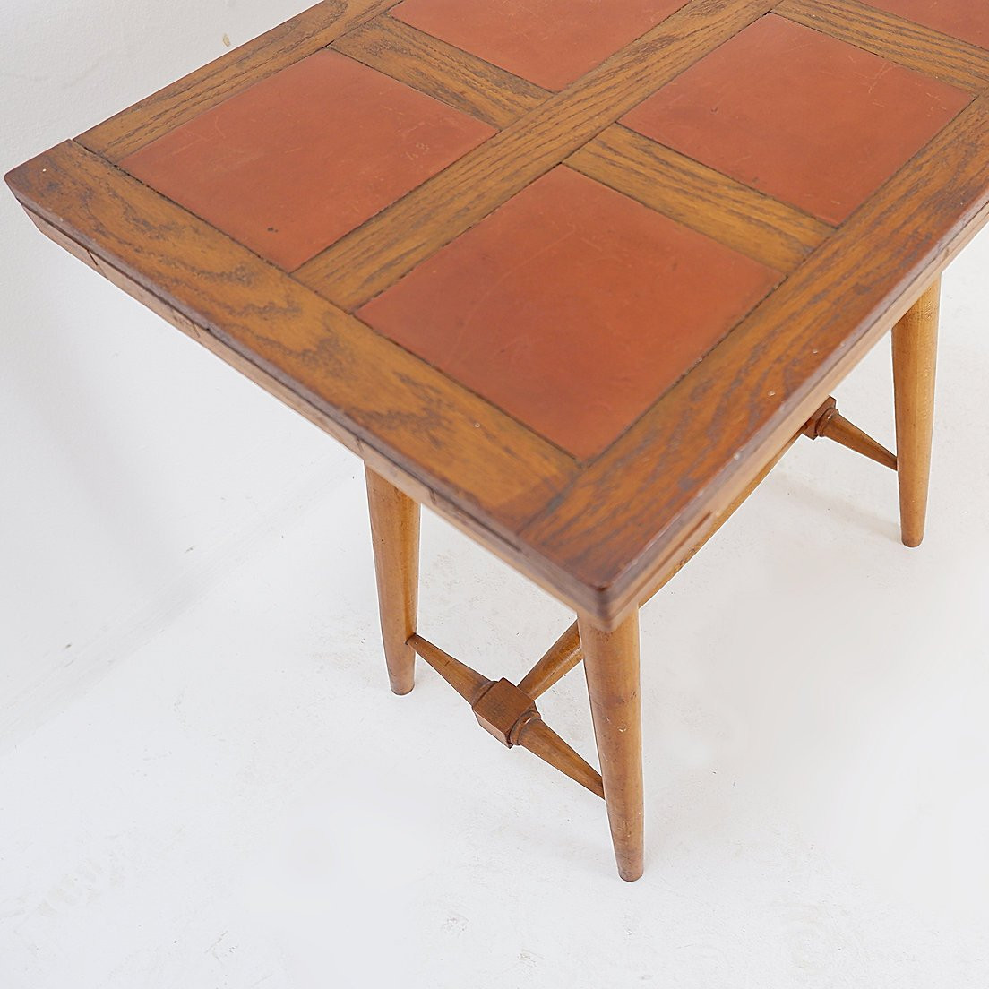 Table d'appoint vintage en bois avec plateau en terre cuite -photo-3