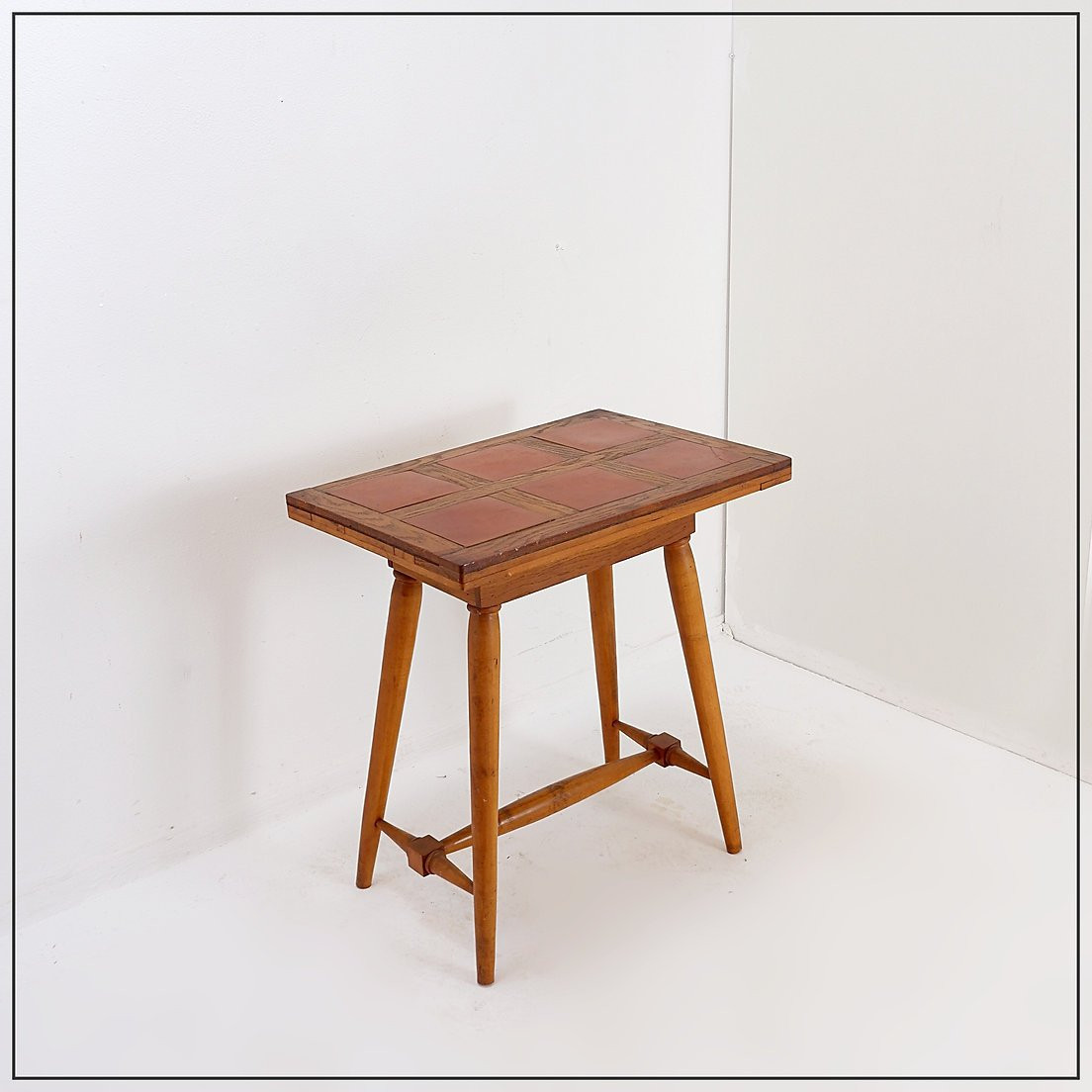 Table d'appoint vintage en bois avec plateau en terre cuite -photo-7