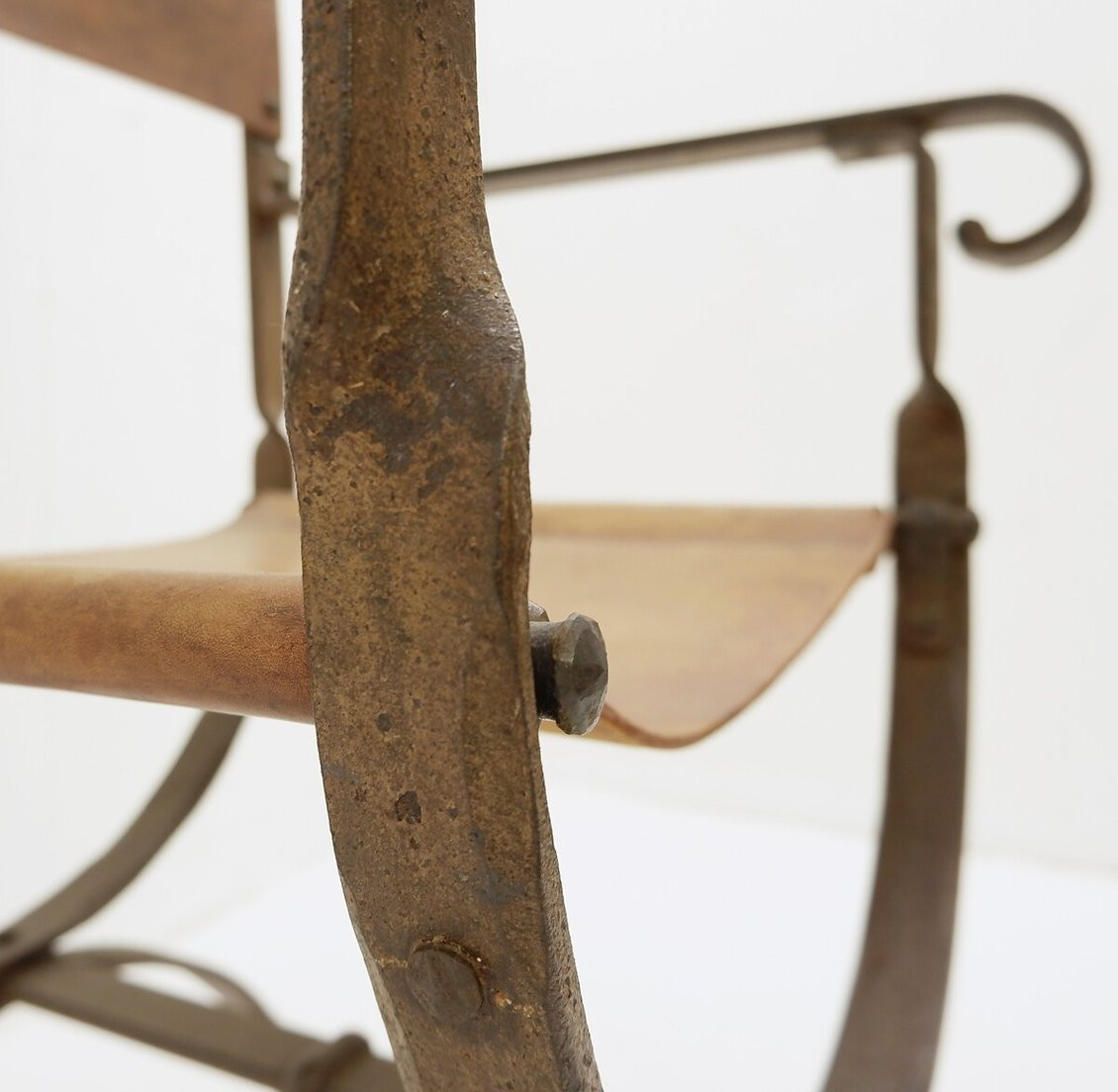 Fauteuil Curule en fer forgé et cuir-photo-4