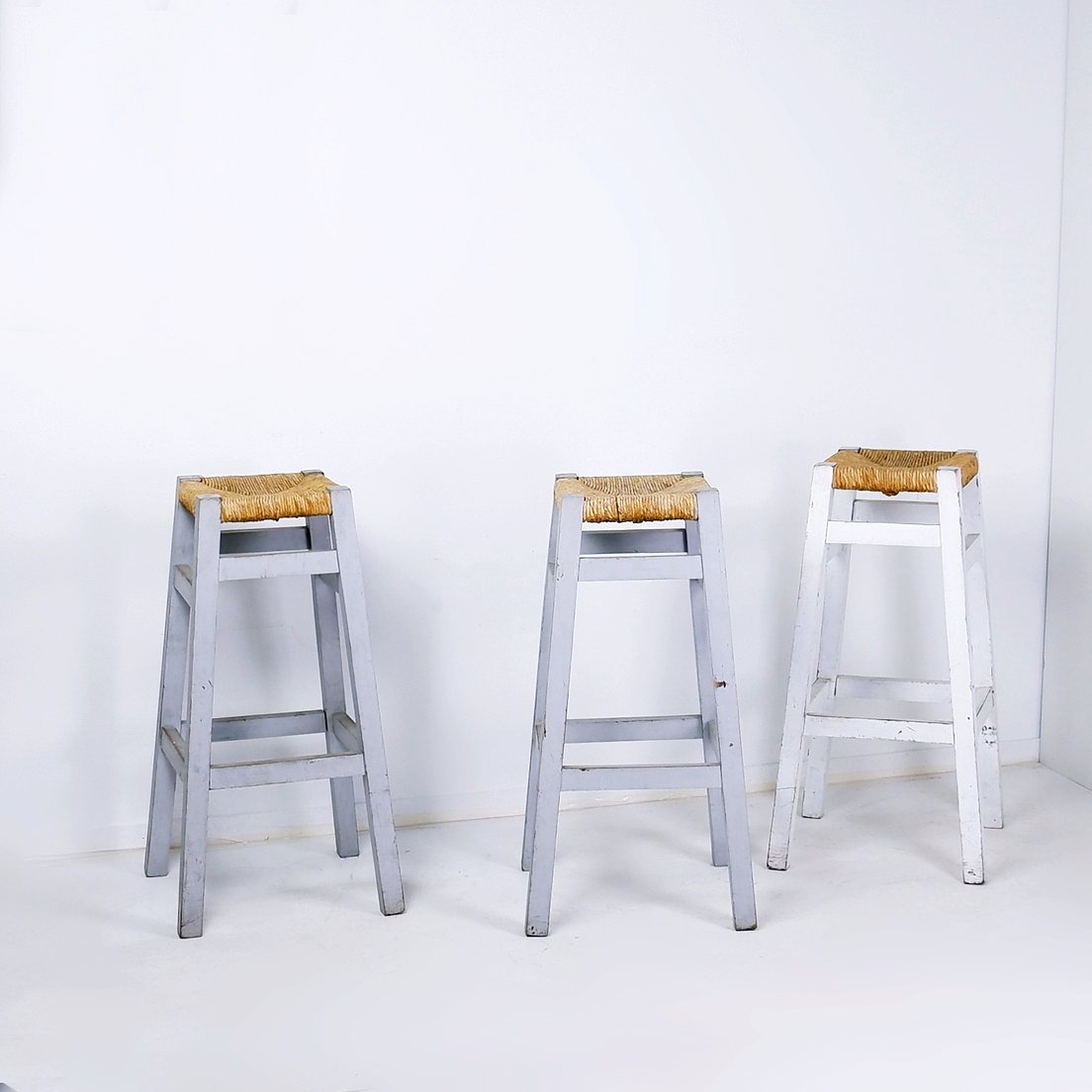 Lot de 3 tabourets de bar avec cadre en bois et assise en jonc-photo-4