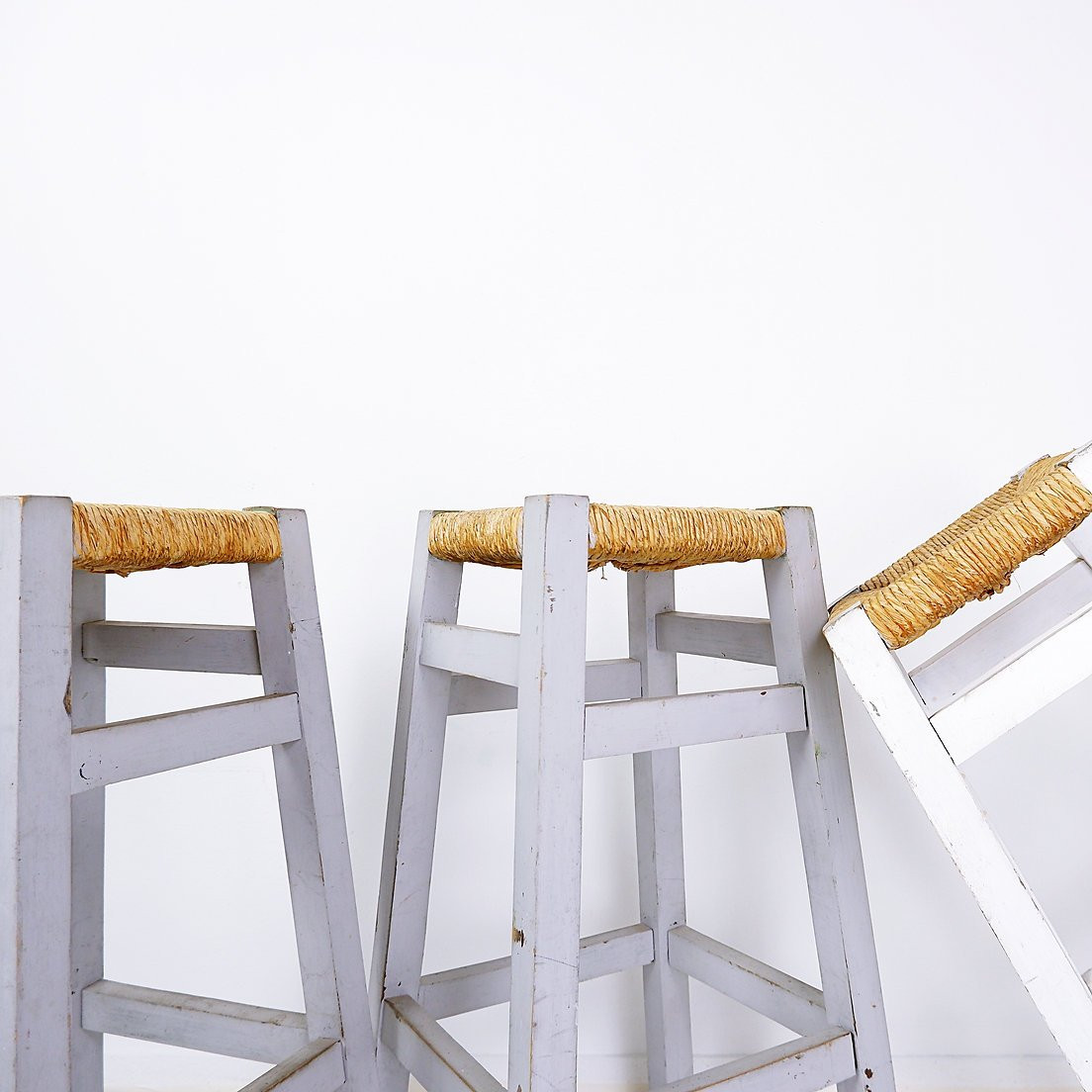 Lot de 3 tabourets de bar avec cadre en bois et assise en jonc-photo-4