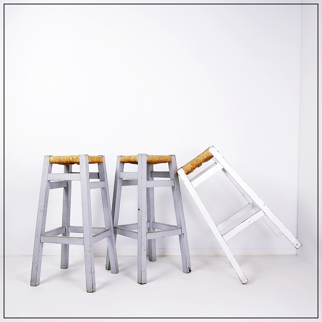 Lot de 3 tabourets de bar avec cadre en bois et assise en jonc