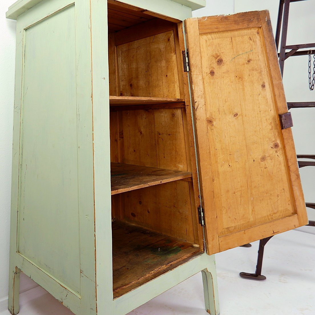 Meuble de rangement vintage en bois patiné vert d'eau-photo-7