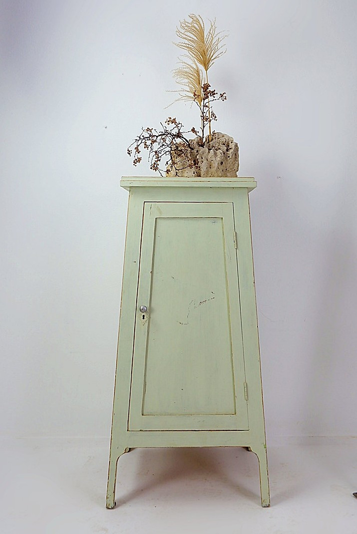 Meuble de rangement vintage en bois patiné vert d'eau