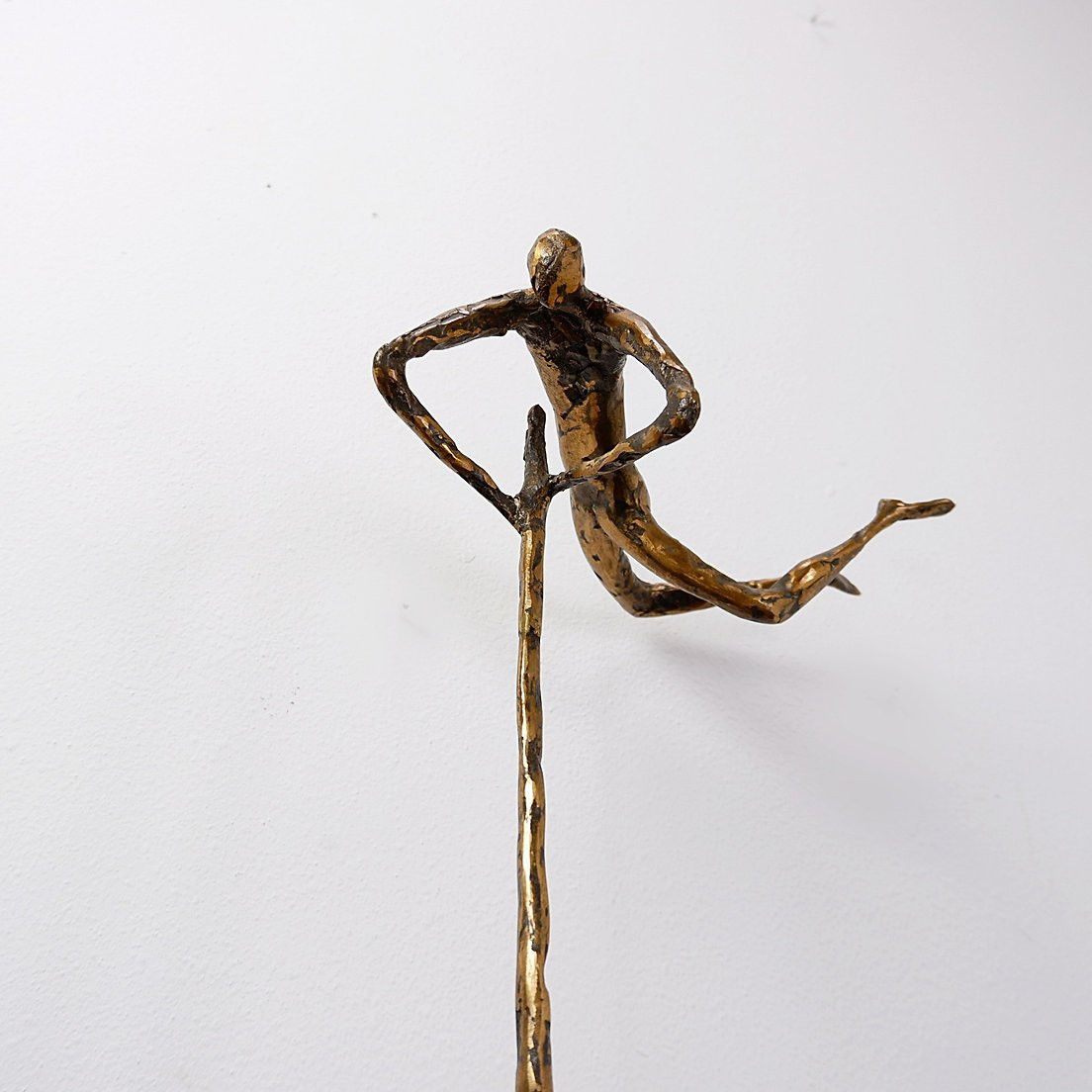 Sculpture en bronze représentant un homme acrobate, par Pieter Florizoon (1937-2015).-photo-2