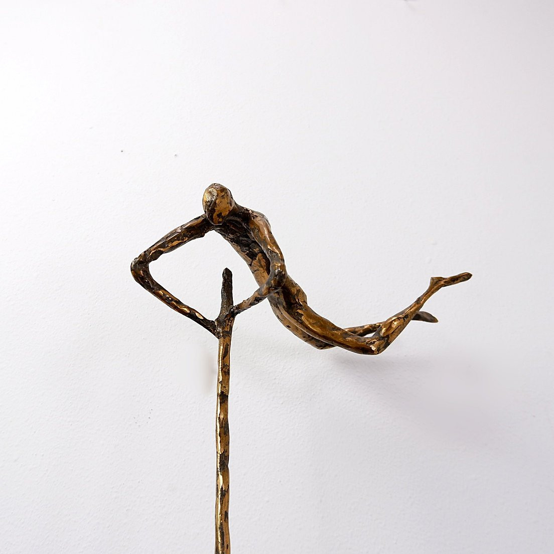 Sculpture en bronze représentant un homme acrobate, par Pieter Florizoon (1937-2015).-photo-3