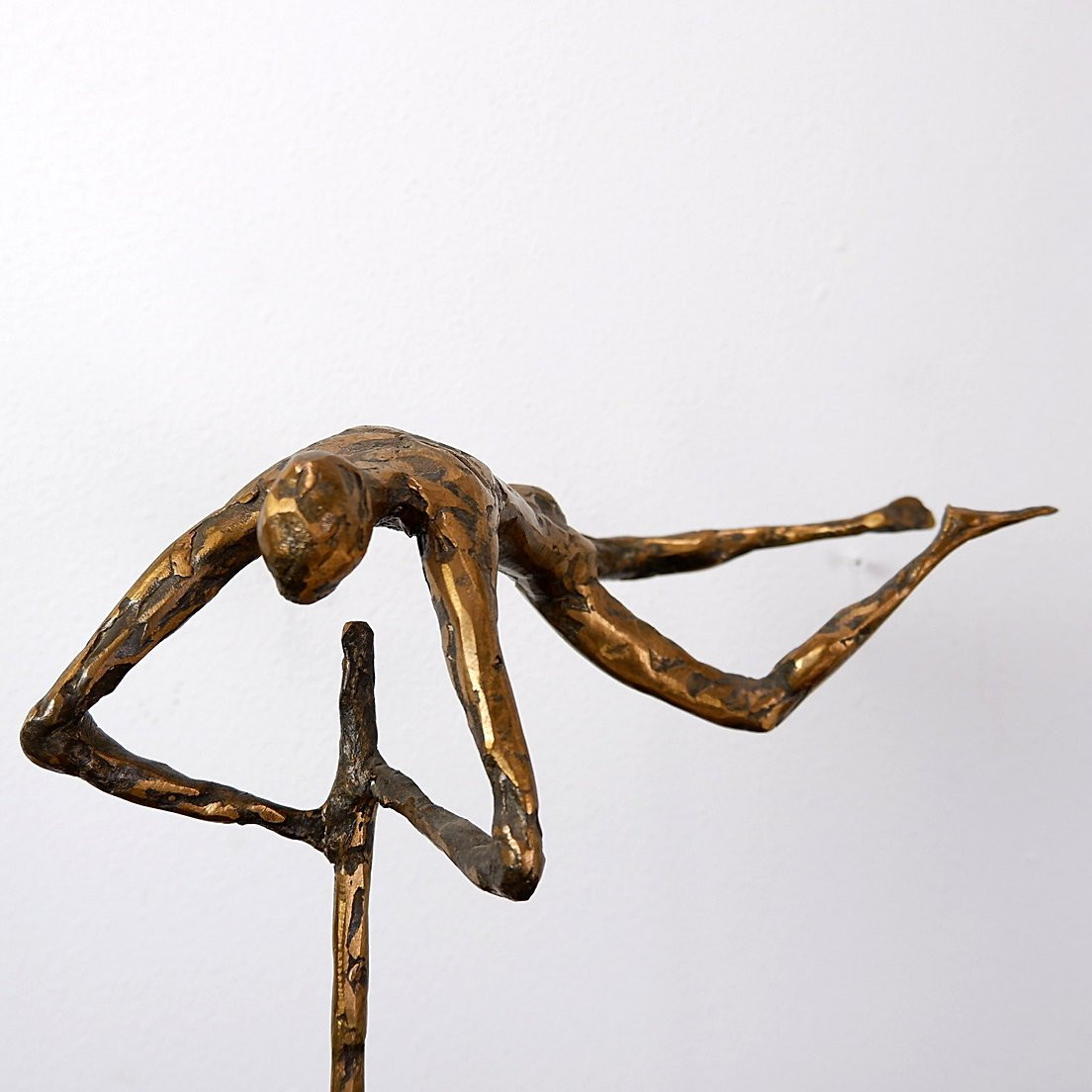 Sculpture en bronze représentant un homme acrobate, par Pieter Florizoon (1937-2015).-photo-4