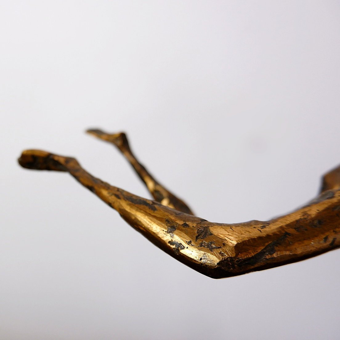 Sculpture en bronze représentant un homme acrobate, par Pieter Florizoon (1937-2015).-photo-1