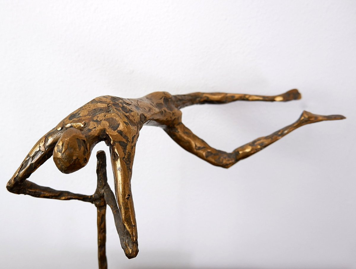 Sculpture en bronze représentant un homme acrobate, par Pieter Florizoon (1937-2015).-photo-7