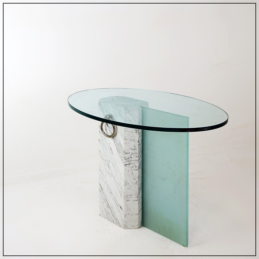 Table d'appoint en marbre et verre sablé - Plateau ovale en verre - Années 1980