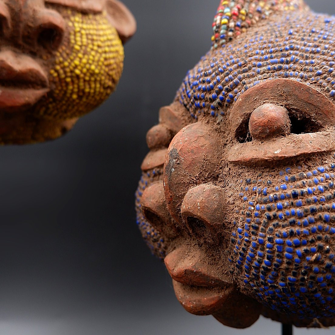 Paire de têtes africaines en terre cuite et perles sur socle -photo-5