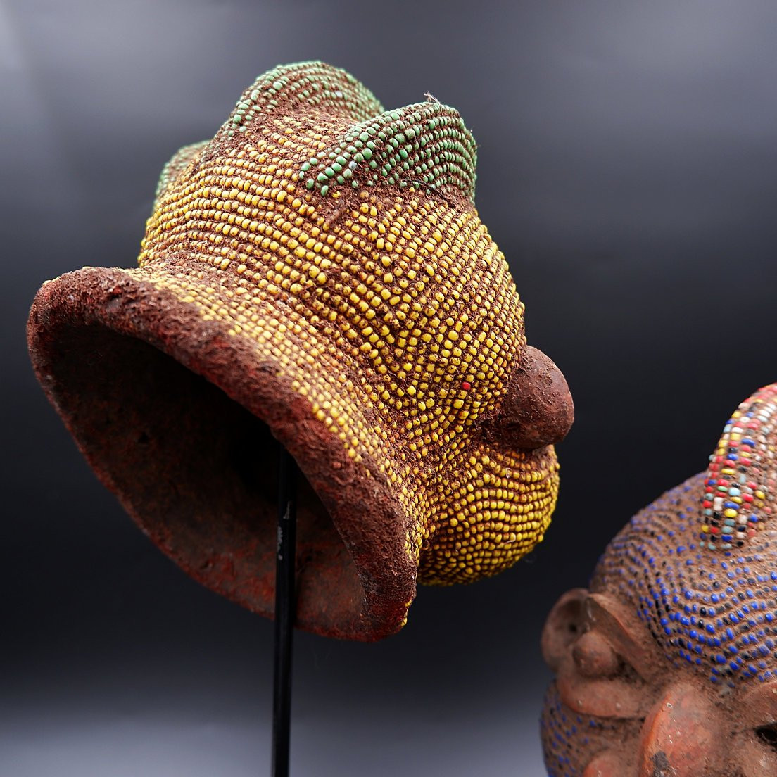 Paire de têtes africaines en terre cuite et perles sur socle -photo-6