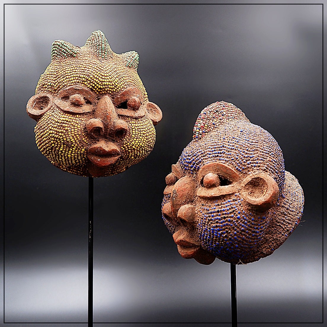 Paire de têtes africaines en terre cuite et perles sur socle 