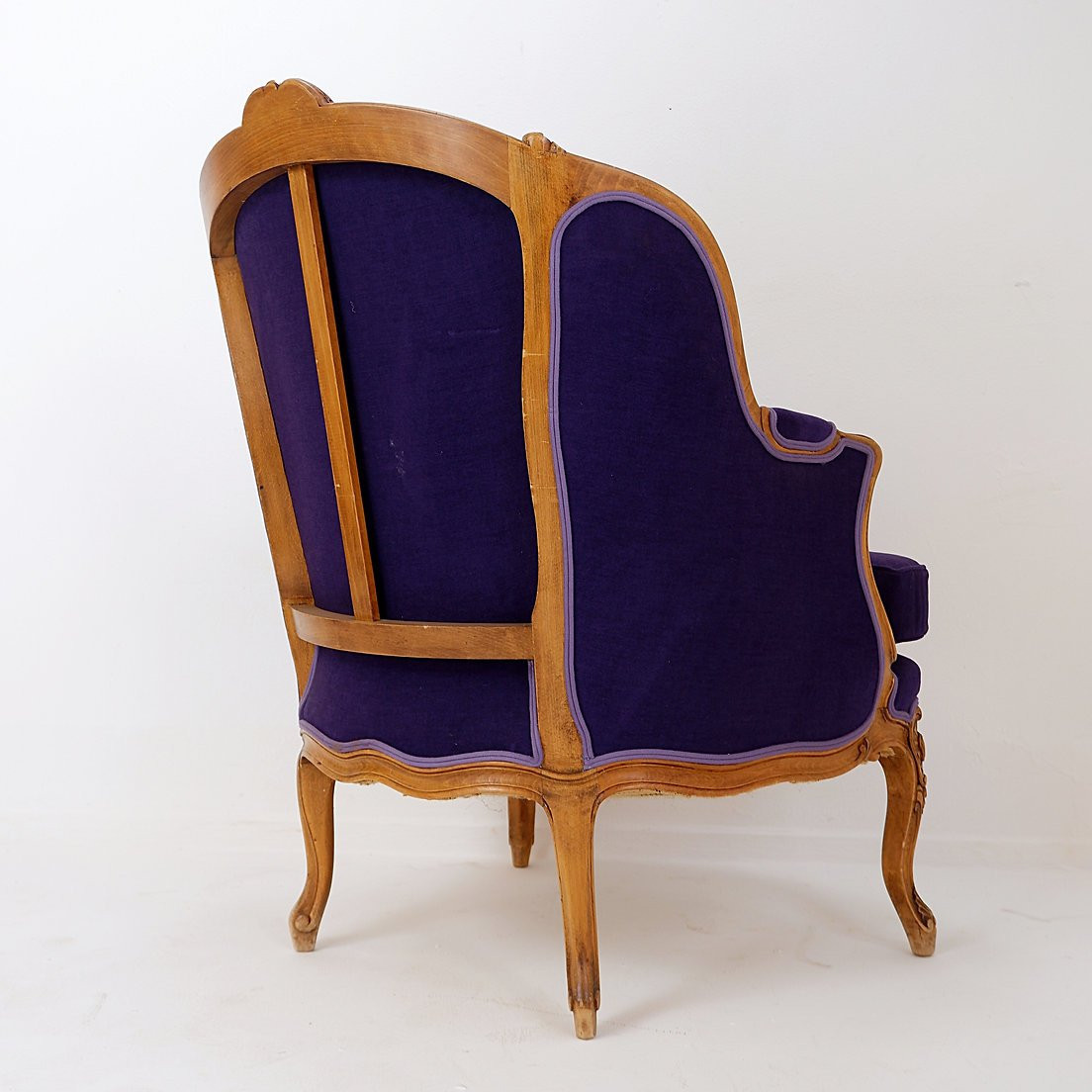 Fauteuil bergère français - Revêtement neuf en velours mauve-photo-2