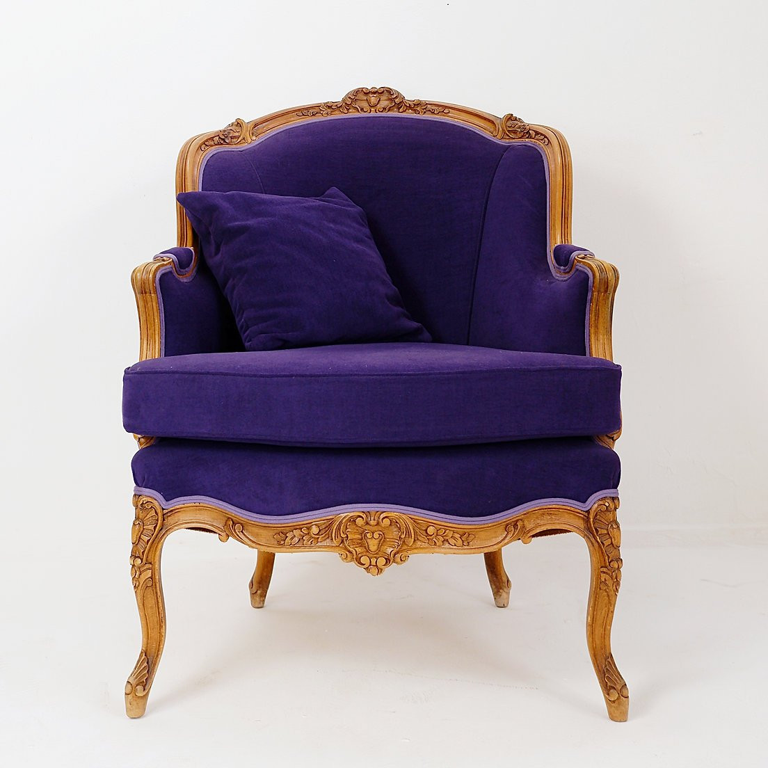 Fauteuil bergère français - Revêtement neuf en velours mauve-photo-3